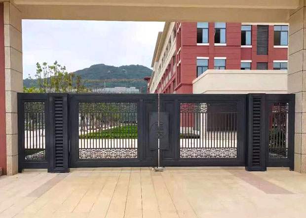 咸寧赤壁學校鋁合金大門<a href=http://www.8em82.com/product/weiqianzalan/ target=_blank class=infotextkey>柵欄</a>工程
