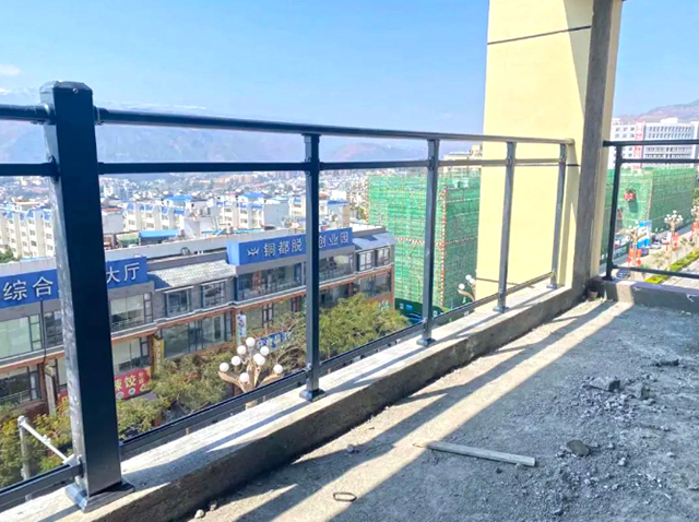 昆明東川經(jīng)典知城玻璃陽臺欄桿項(xiàng)目