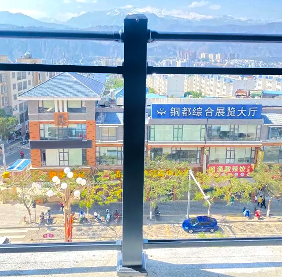 昆明東川經(jīng)典知城玻璃陽臺欄桿項(xiàng)目