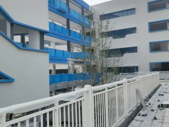 湖北襄陽金輝優步學府樓梯護欄百葉窗空調架項目