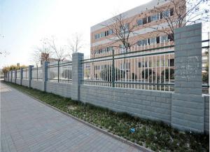 工廠圍墻護欄選用哪種材質比較好