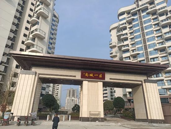 四川潤誠 . 尚城一區(qū)護欄<a href=http://www.8em82.com/product/baiyekongdiao/ target=_blank class=infotextkey>百葉窗</a>豎桿項目