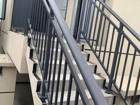 四川隆昌隆城錦翠·錦苑護欄百葉窗空調(diào)架項目 四川隆昌隆城錦翠·錦苑護欄百葉窗空調(diào)架項目