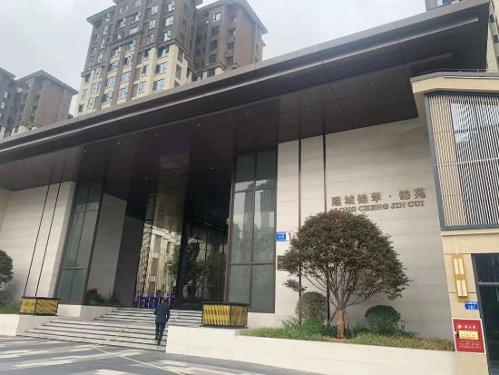 四川隆昌隆城錦翠·錦苑護欄百葉窗空調(diào)架項目 四川隆昌隆城錦翠·錦苑護欄百葉窗空調(diào)架項目