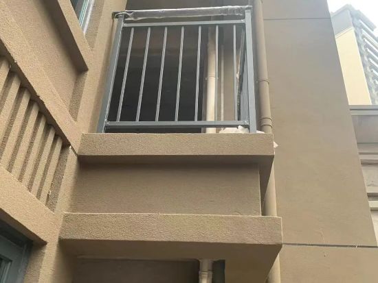 四川隆昌隆城錦翠·錦苑護欄百葉窗空調(diào)架項目 四川隆昌隆城錦翠·錦苑護欄百葉窗空調(diào)架項目