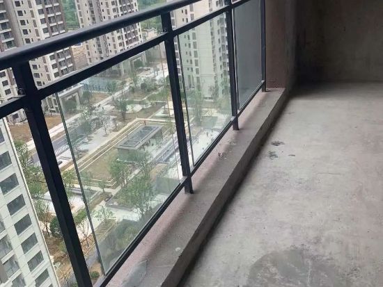 四川隆昌隆城錦翠·錦苑護欄百葉窗空調(diào)架項目 四川隆昌隆城錦翠·錦苑護欄百葉窗空調(diào)架項目