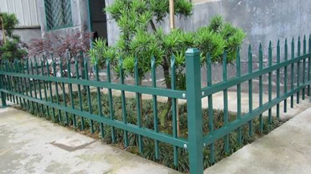 鋅鋼草坪<a href=http://www.8em82.com target=_blank class=infotextkey>護(hù)欄廠家</a>價(jià)格多少錢一米?