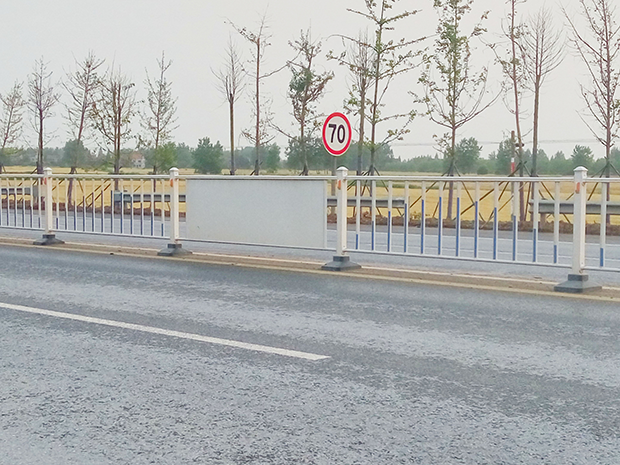 湖北鋅鋼<a href=http://www.8em82.com/product/daoluhulan/ target=_blank class=infotextkey>道路護欄</a>對城市建設(shè)美化的重要性