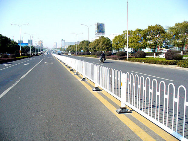 關于鋅鋼<a href=http://www.8em82.com/product/daoluhulan/ target=_blank class=infotextkey>道路護欄</a>的報價說明